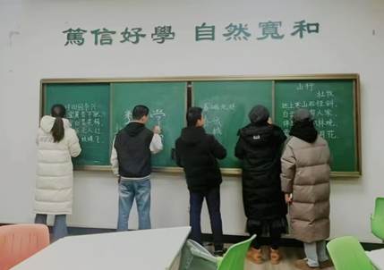 图一 孙水淼老师讲授粉笔字书写技巧